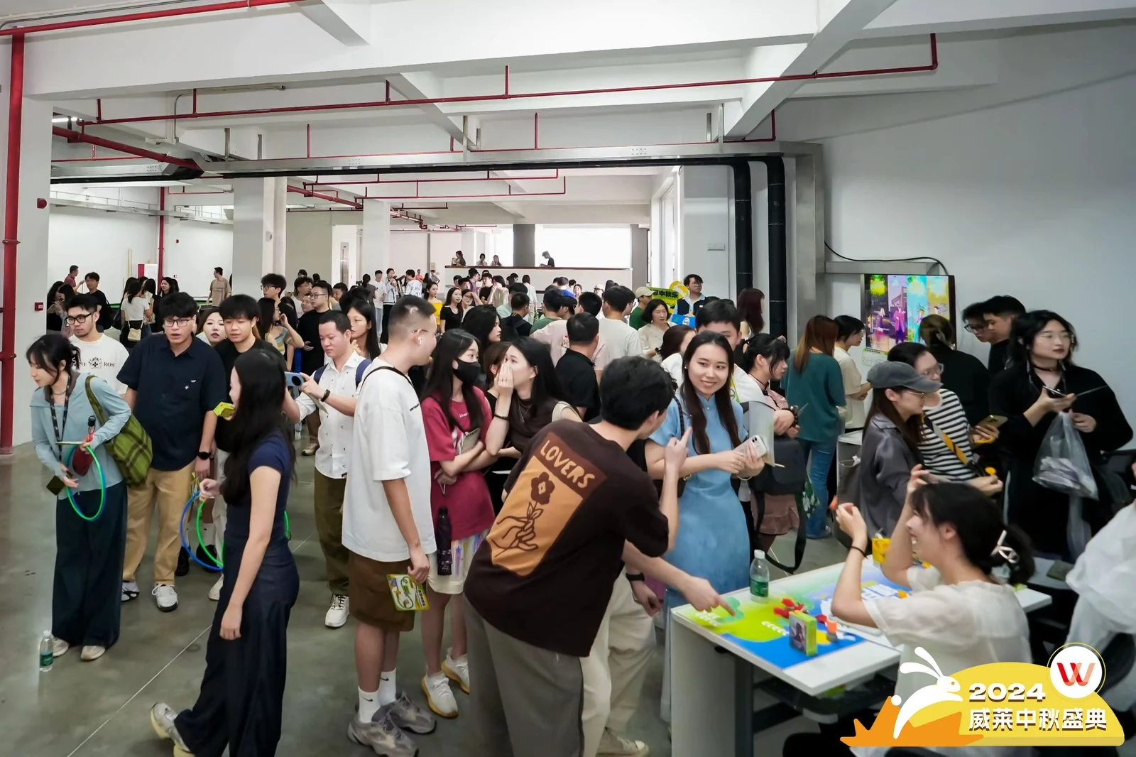 活动现场与员工交流